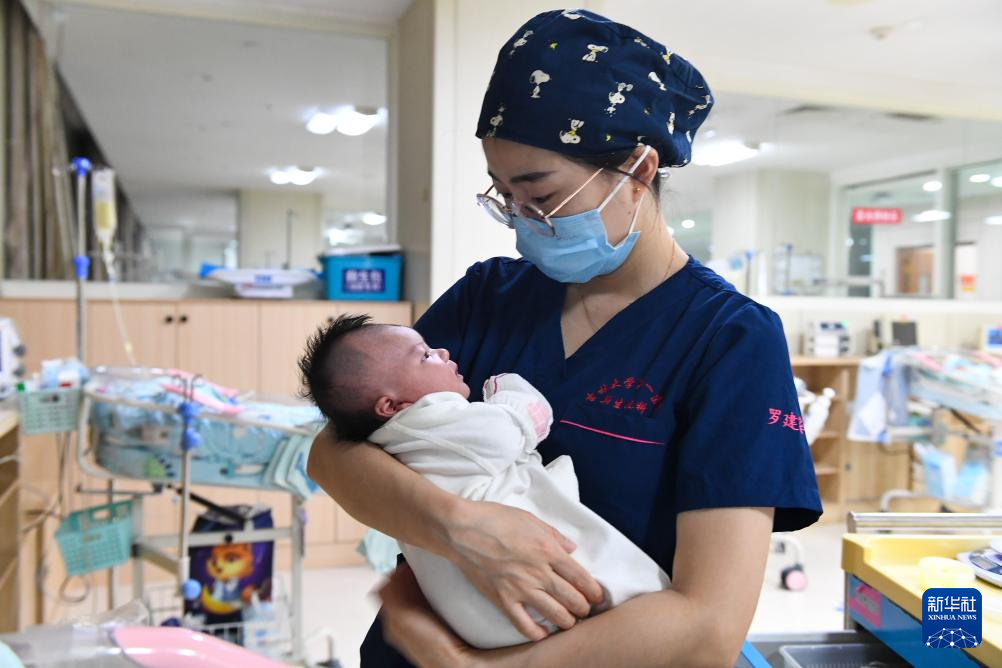 5月8日，新生儿科护士罗建华护理新生儿。新华社记者 张楠 摄