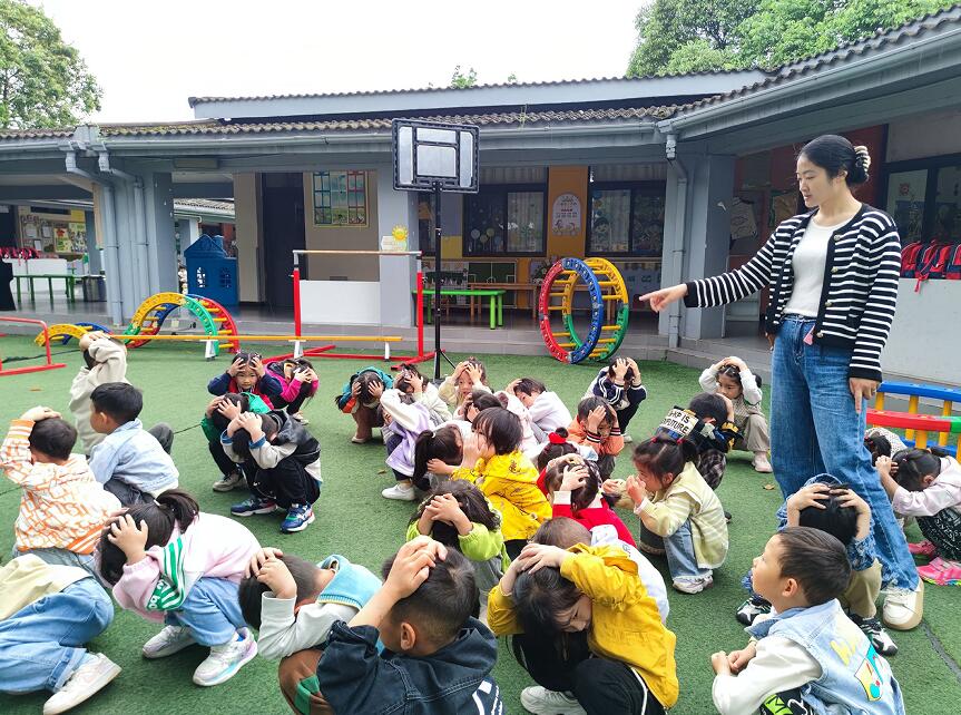 安州区秀水镇第一中心幼儿园开展2024年春地震应急疏散演练活动