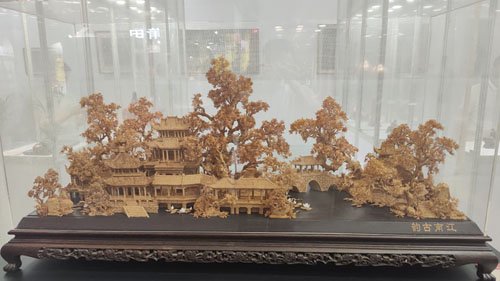 图为观众正在欣赏福州木雕作品.图为福州工美展区人流如织.