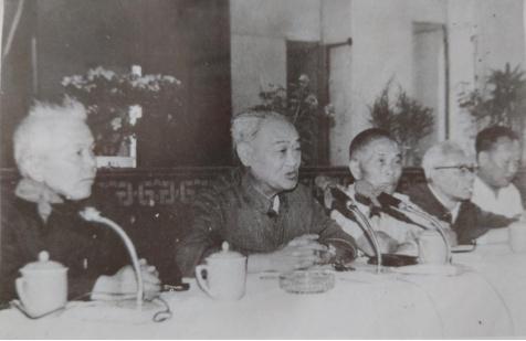 1982年5月23日,当初的上海(沪西)地下党们回到大隆机器厂回忆历史(左