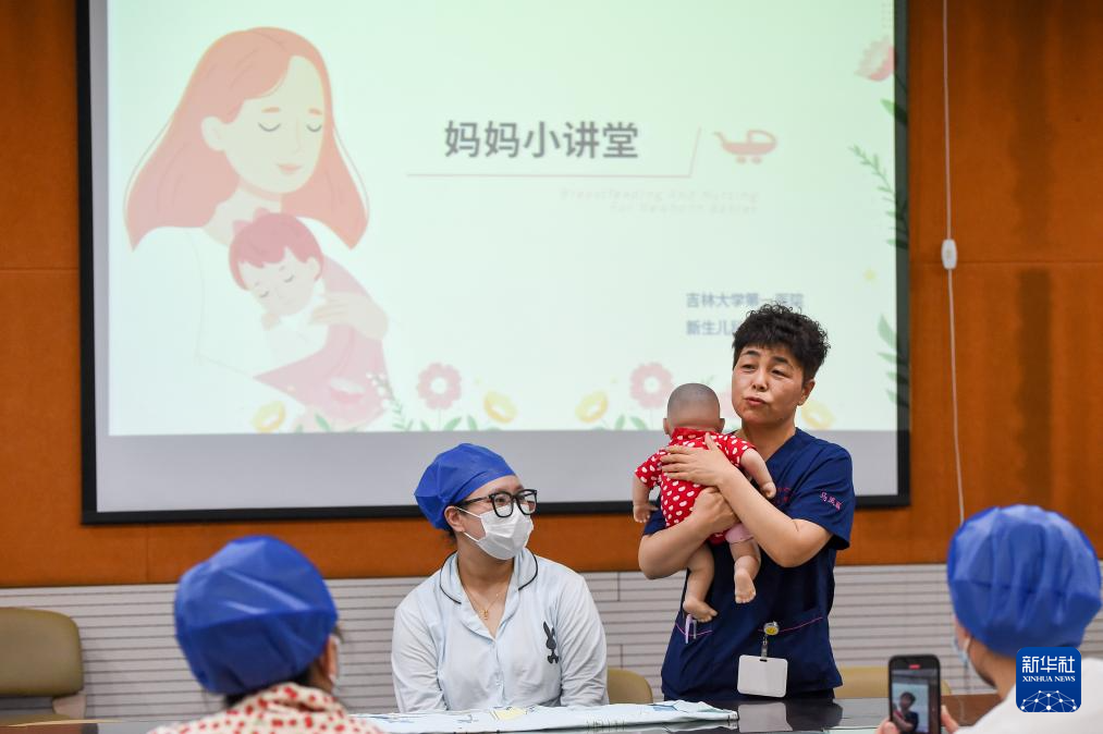 5月9日，新生儿科护士马凤丽（右）向新生儿母亲传授婴儿护理方法。  新华社记者 张楠 摄