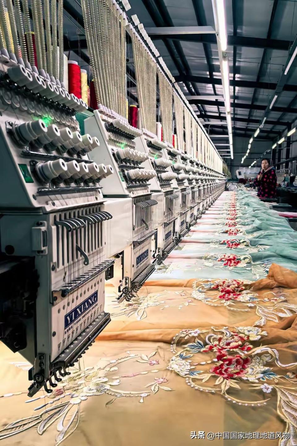 曹县汉服工厂开足马力生产  图片来自于中国国家地理在电商经济强力