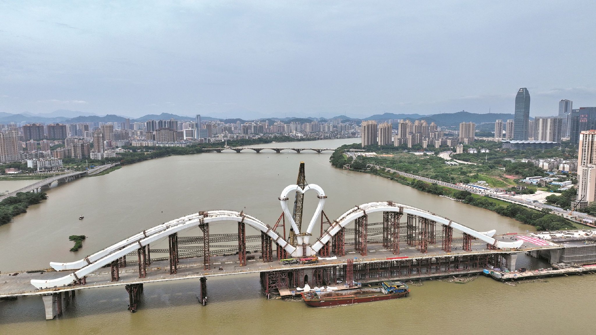 惠州鹅城大桥主桥顺利合龙 预计今年建成通车