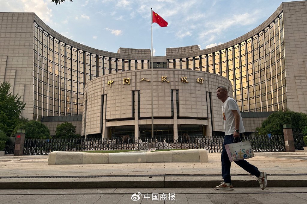 图为市民经过位于北京的中国人民银行。（图片由CNSPHOTO提供）