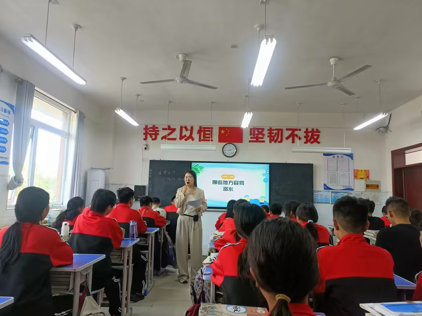 学校校长齐向东,副校长杨林,文学成,教导处主任黄彤