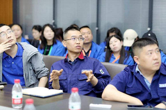 工作人员讲解5G+工业互联网。中国电信重庆公司供图 华龙网发
