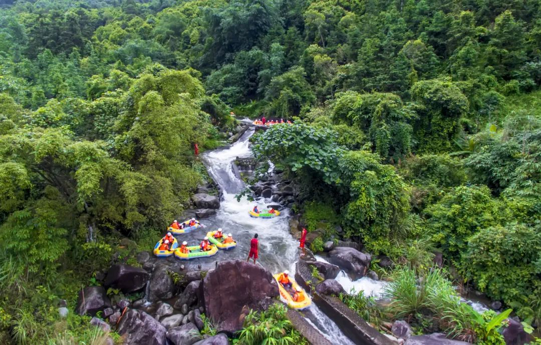 图:颜海置身于落差高达108米的九龙潭漂流,随着橡皮艇在急流中疾驰而