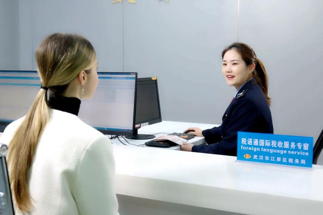 国家税务总局武汉市江岸区税务局组织税务人员在税语通国际税收服务专窗为外籍人员服务。（王杨 摄）