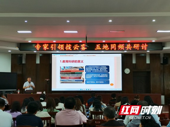 雨花区唐镇中学德育名师工作室首席名师唐镇对本次活动进行总结发言.