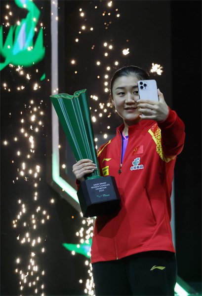 图说:陈梦夺冠后庆祝自拍 新华社图陈梦,一步一个脚印.