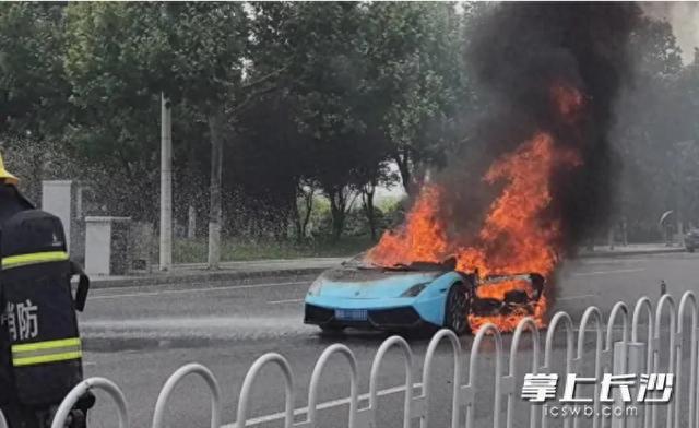 现场浓烟较大，一台浅蓝色兰博基尼跑车正猛烈燃烧。长沙晚报通讯员 刘雅莉 供图