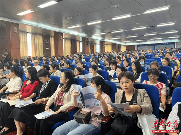 怀化三中召开学生综合学业潜能报告解读家长会