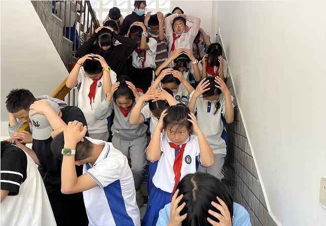 人人讲安全 个个会应急——合肥市巢湖路小学5·12防震疏散演练