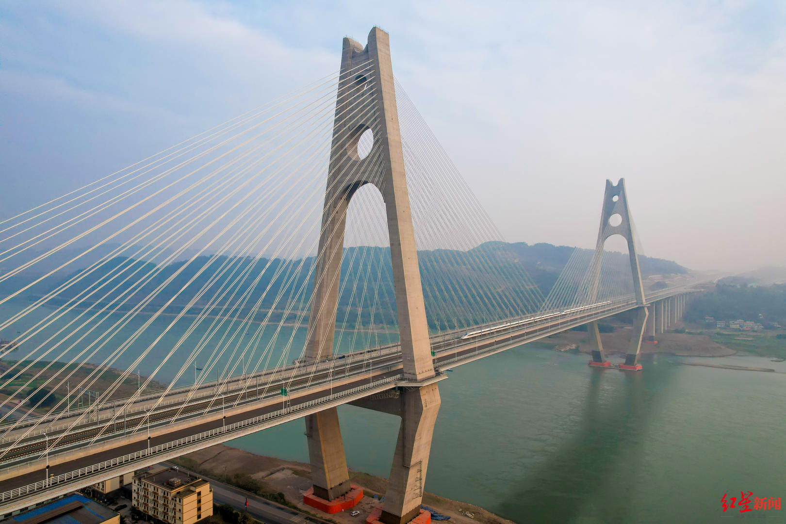 成自宜高铁临港公铁两用长江大桥