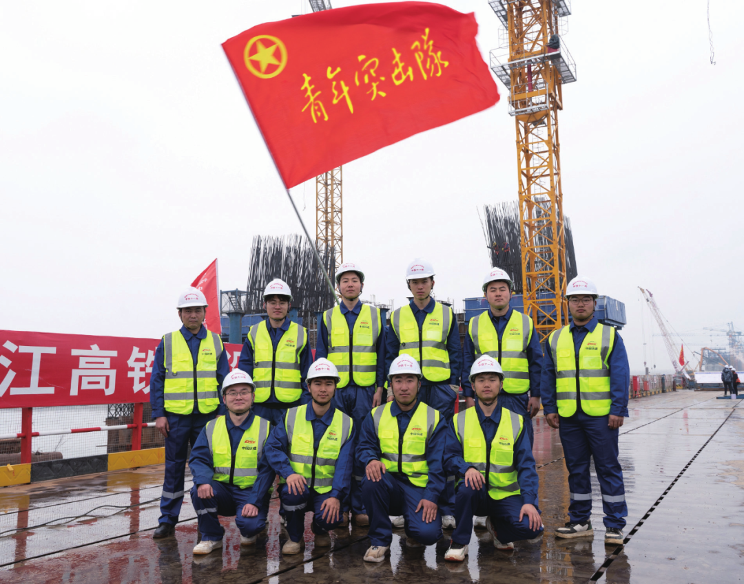 杨连第队有着光辉的历史:解放战争中,杨连第勇登陇海铁路8号桥,使大桥