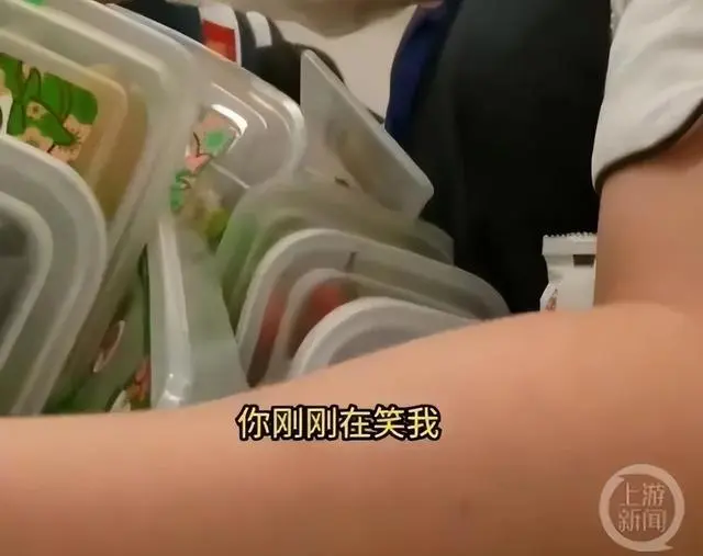 冲上热搜!12306客服回应"高铁有2元矿泉水"