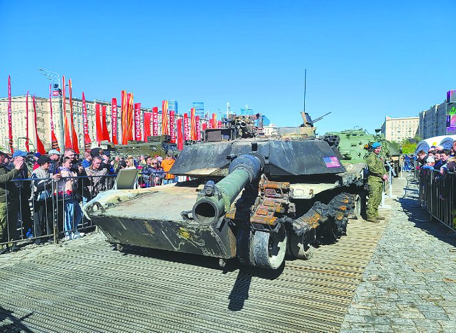 探访俄胜利公园缴获武器展：西方军援型号“集中展示”，战场惨烈程度可见一斑俄罗斯莫斯科军事行动俄乌冲突装甲车手机新浪网 