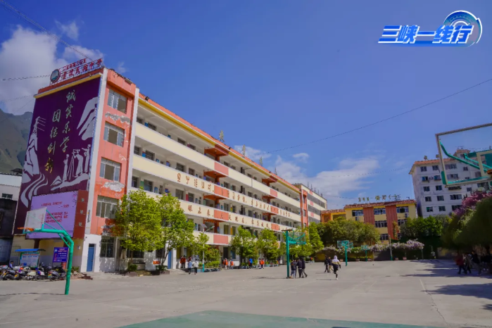 雷波民族中学初三年级所在的教学楼从教室到操场的路上,小英几乎