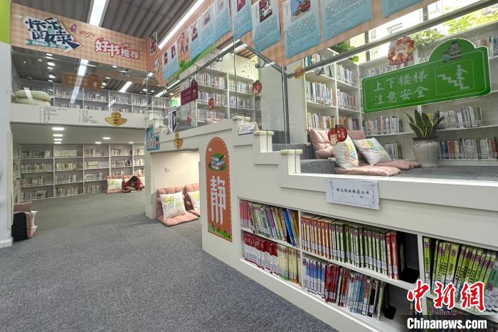 上海市普陀区长征镇少儿图书馆。中新网记者 王笈 摄