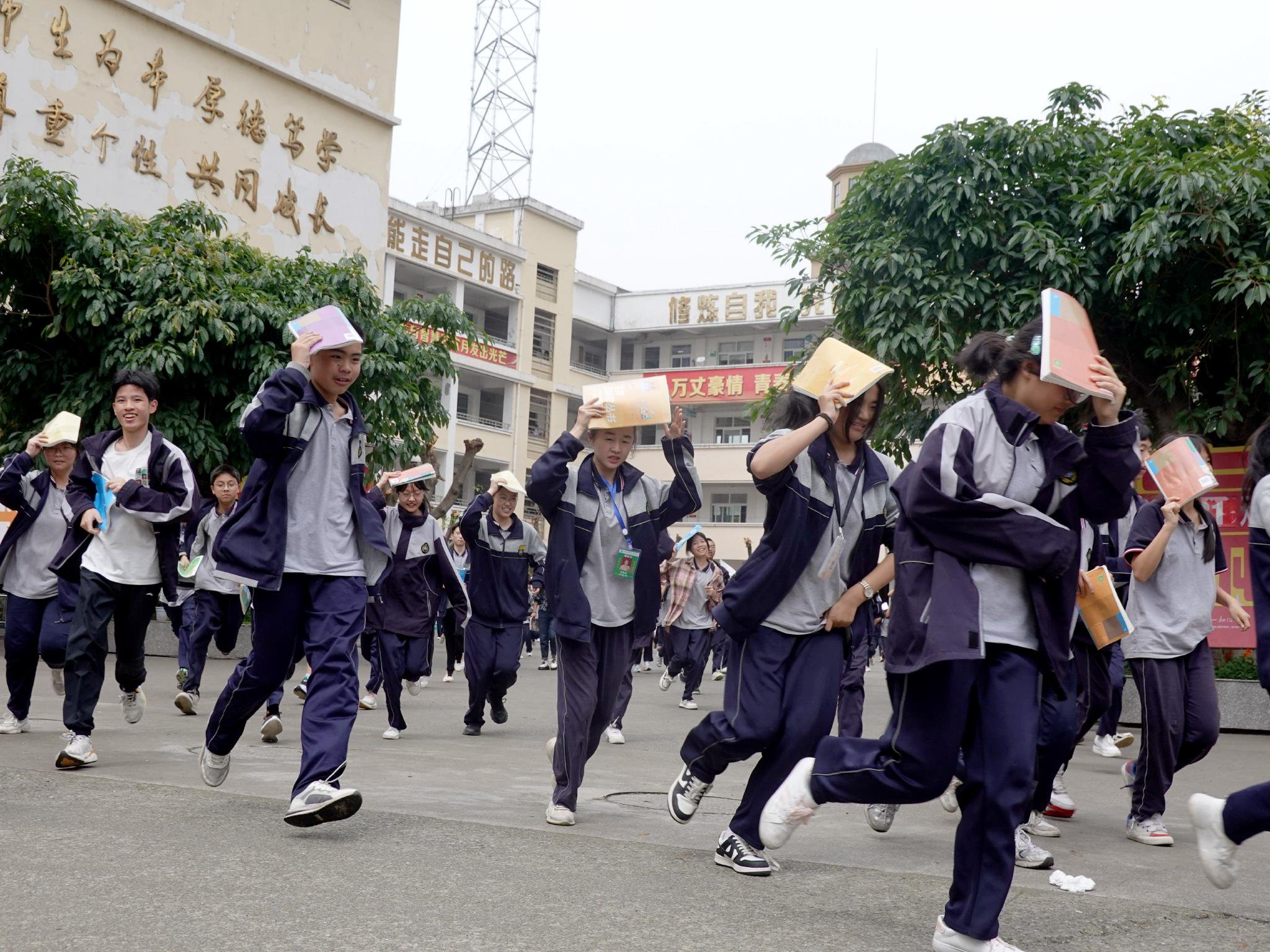 中学举行2024年春季防震减灾应急疏散演练活动|演练_吕瞬凭璤吕送