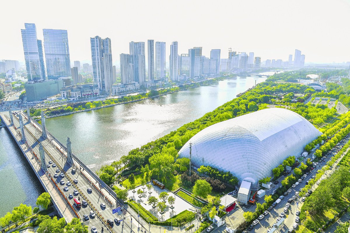 副中心海绵工程罩上施工全周期充气膜