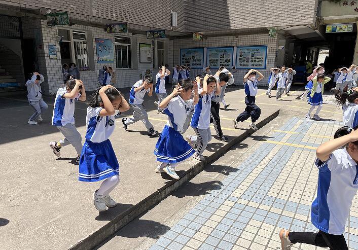 人人讲安全 个个会应急——合肥市巢湖路小学5·12防震疏散演练