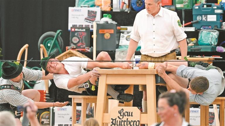 5月12日，参赛者在德国贝恩博伊伦参加“手指摔跤”赛。新华社/美联
