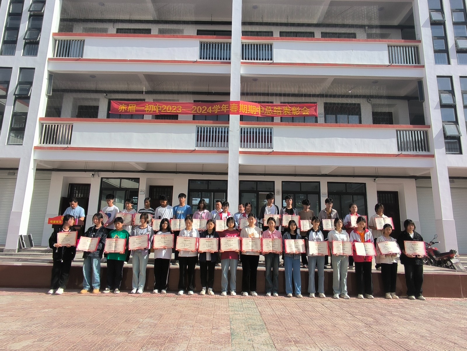 首先,陶书锋副校长针对本次考试的情况作总结发言,宣布了学校获得的