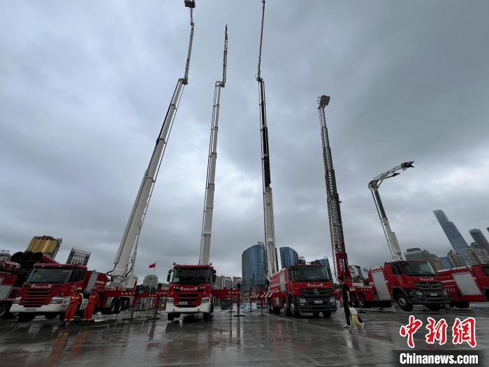 防灾减灾宣传周在南宁国际会展中心启动,现场集中展示高层救援消防车