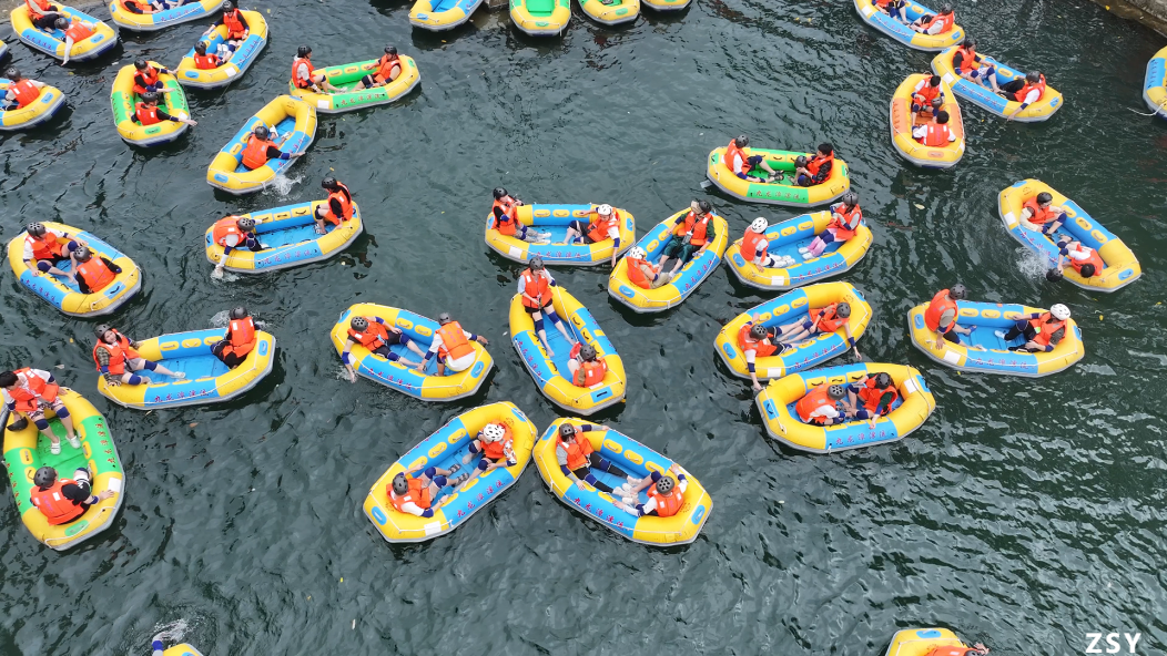 置身于落差高达108米的九龙潭漂流,随着橡皮艇在急流中疾驰而下,船身