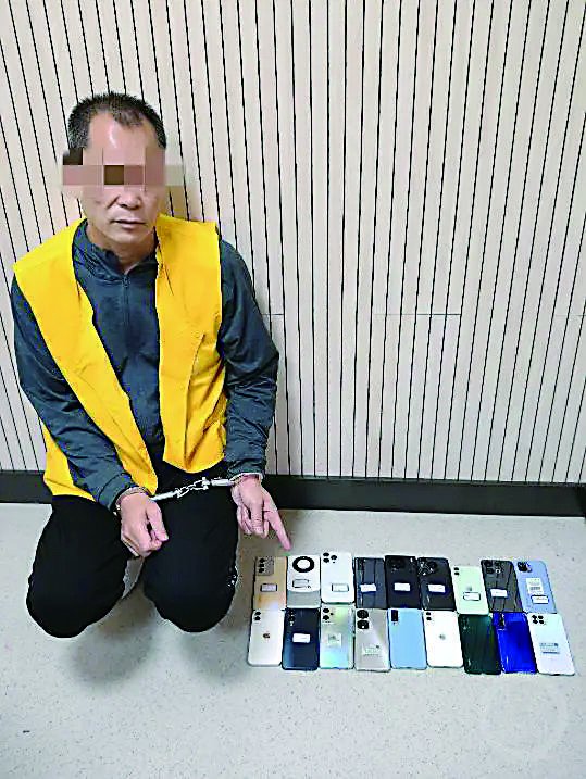 李某指认被他盗窃的手机    渝中警方供图今年"五一"假期,重庆旅游