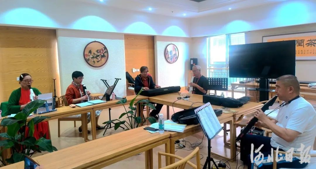 5月8日上午，香河县大爱书院养老中心的老人们正在练习乐器。河北日报记者 刘英摄