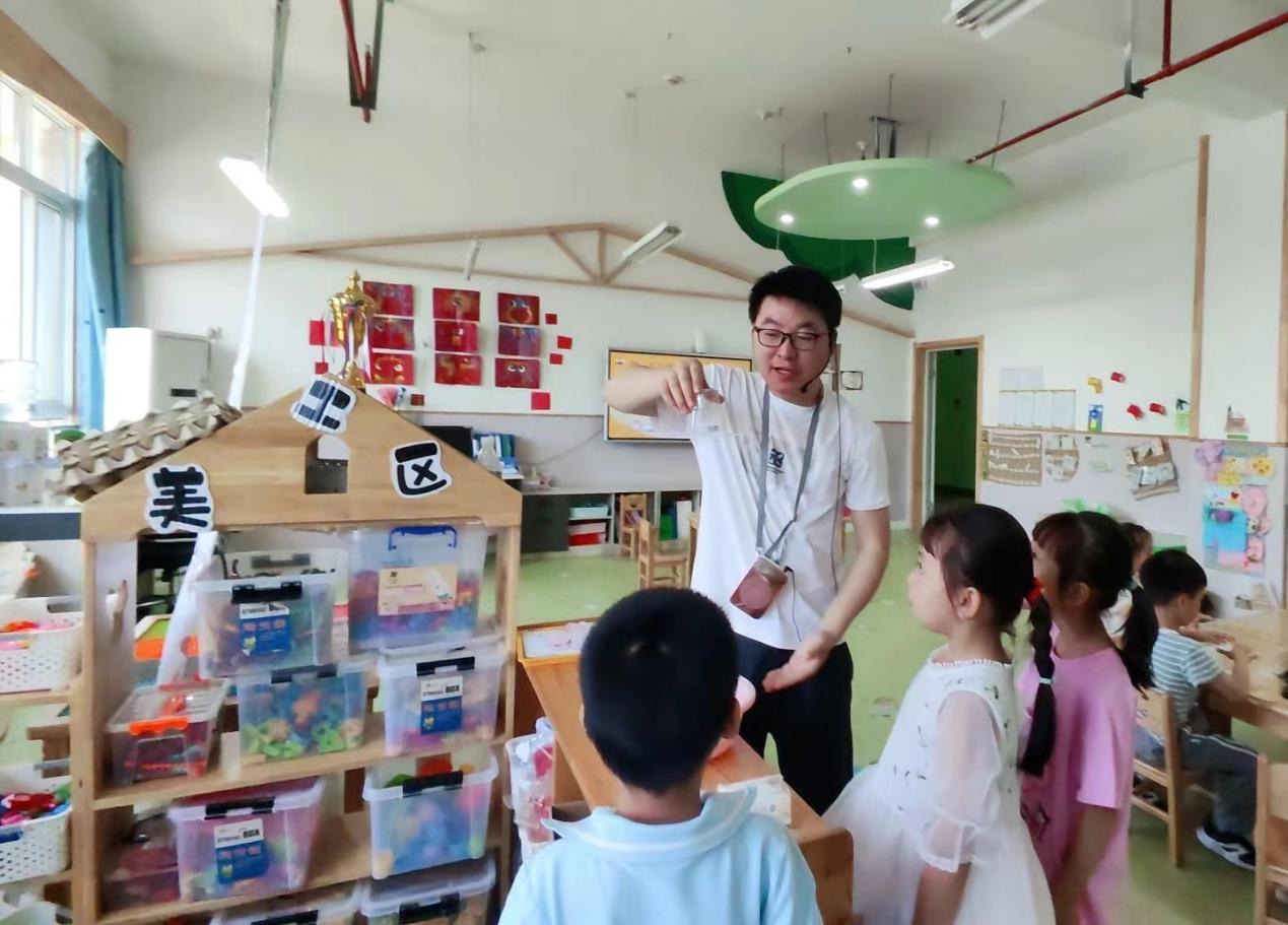 共赴夏约 "育"见美好 西安市灞桥区第六幼儿园开展家长进课堂活动
