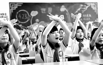 河北省衡水市安平县第五小学学生做课桌操.