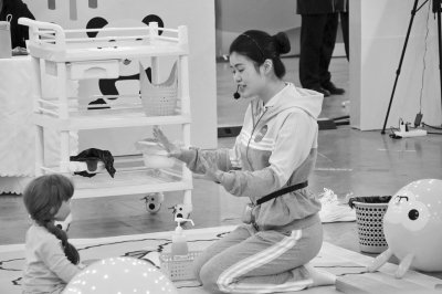    在育婴项目职工组赛场，蔡艳在展示陪幼儿做游戏。受访者供图