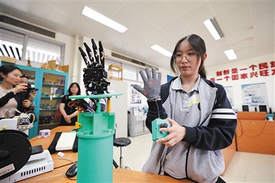 5月13日,北京市第八十中学学生展示自己设计制作的仿生学设备.