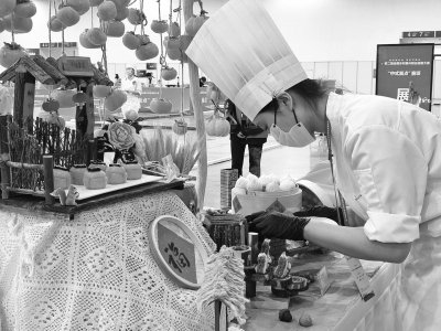     在中式面点项目赛场，王少涵正在制作松鼠酥。受访者供图