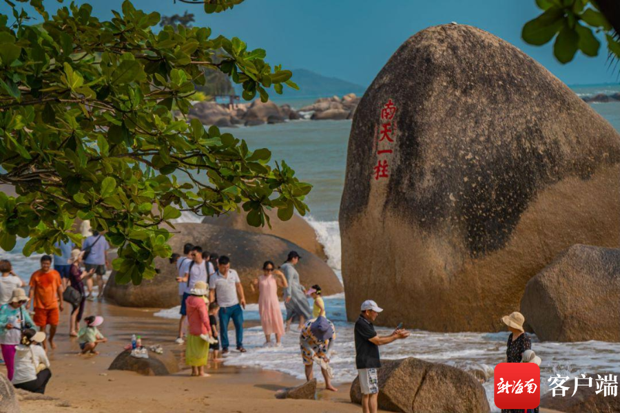 游客在三亚天涯海角游览区游玩.三亚旅文集团供图