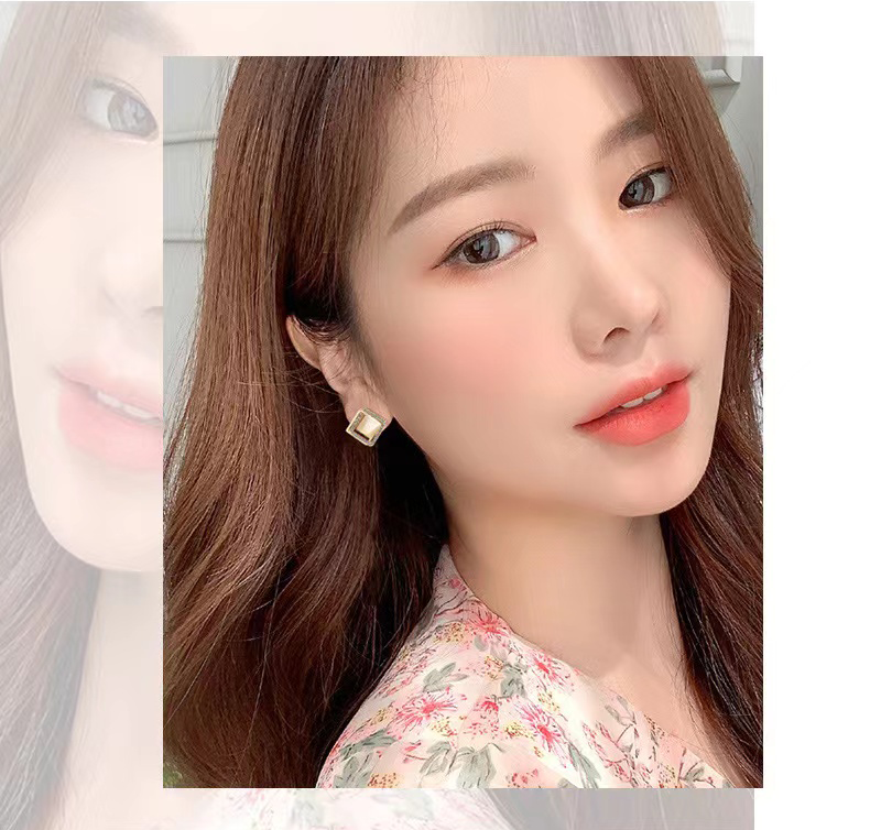 扎起头发是干练,气场强大.