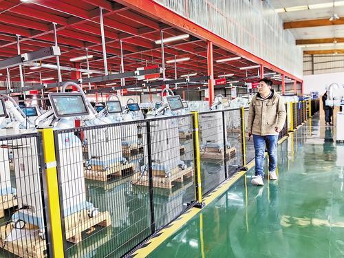4月18日拍摄的遨博（秦皇岛）机器人有限公司过渡厂房生产车间。 河北日报记者 张辉摄