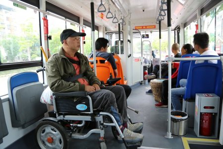 残疾人乘坐无障碍公交车。北川县人大供图