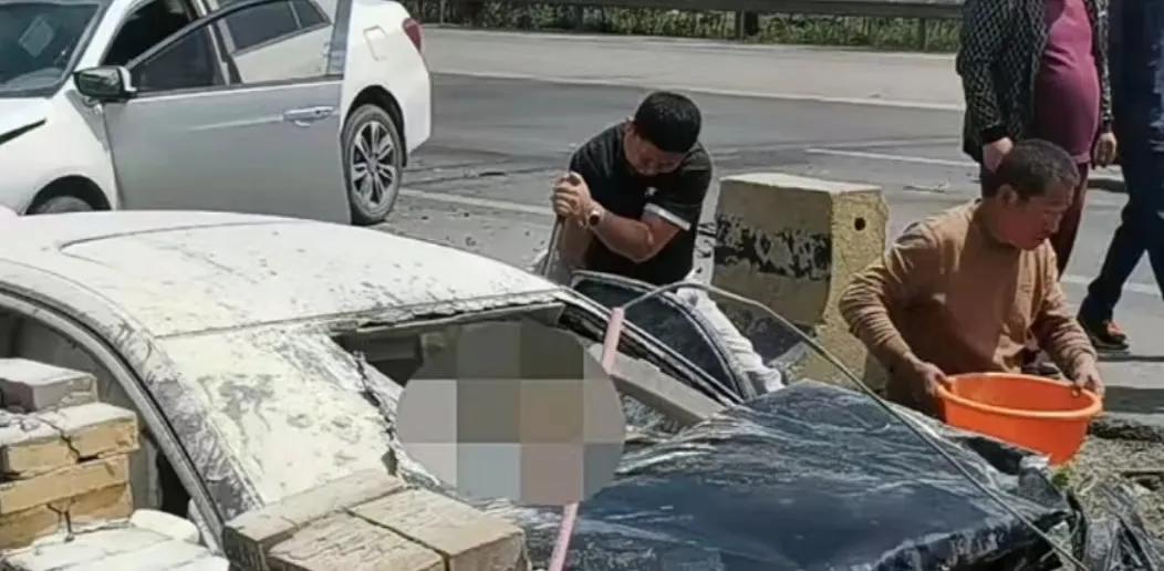 突发车祸!车辆起火2人被困!危急时刻,河北这名大学生出手了!