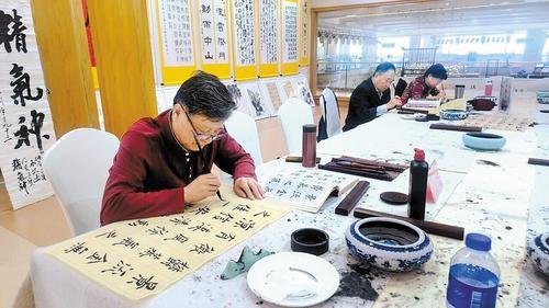 5月8日上午,香河县大爱书院养老中心的老人们正在练习书法.