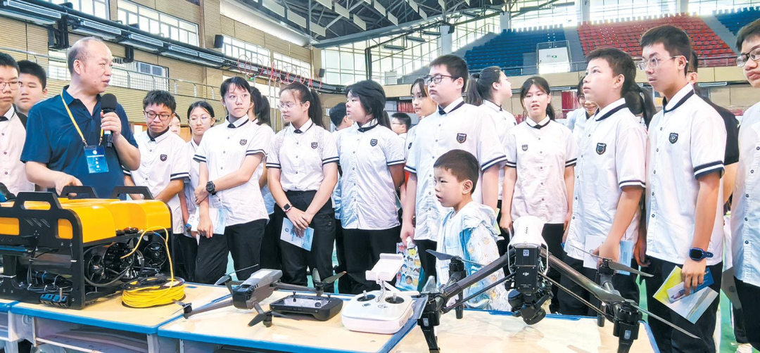 秦皇岛海洋中心和烟台海洋中心的志愿者分别走进青岛市崂山区育才小学