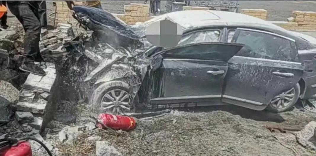 突发车祸!车辆起火2人被困!危急时刻,河北这名大学生出手了!