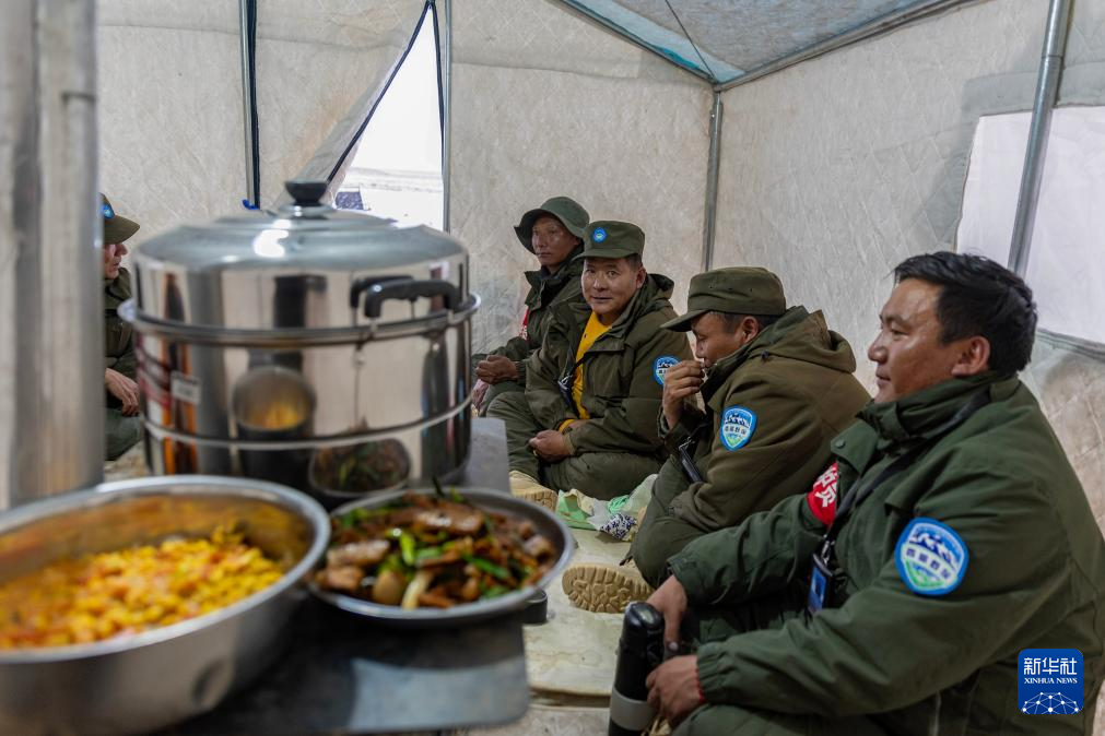 野生动物专业管护队员们在宿营的帐篷中准备吃饭（5月7日摄）。新华社记者 姜帆 摄