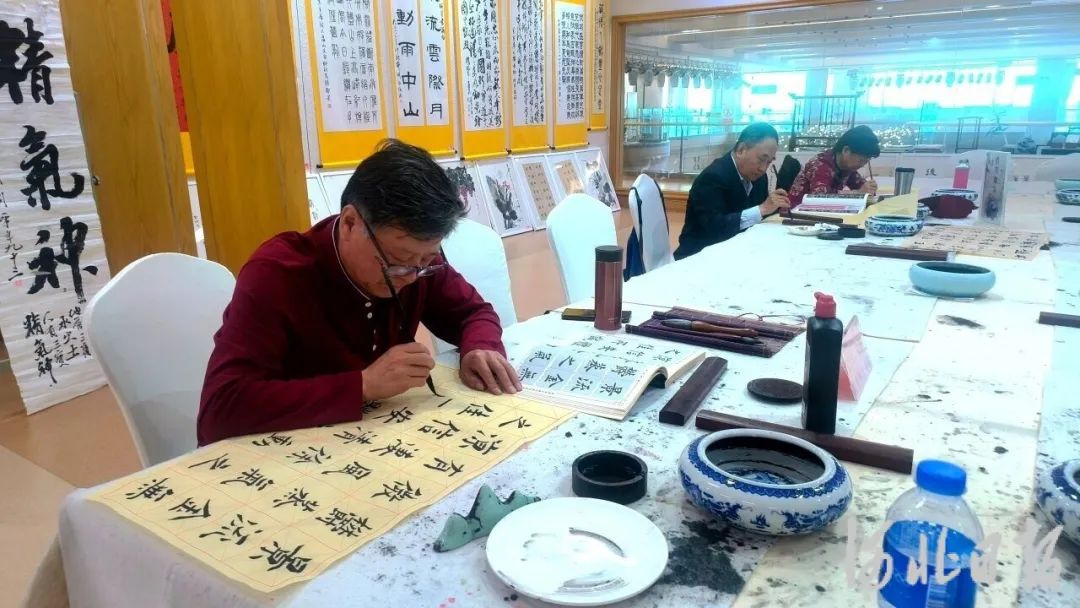 5月8日上午，香河县大爱书院养老中心的老人们正在练习书法。河北日报记者 刘英摄