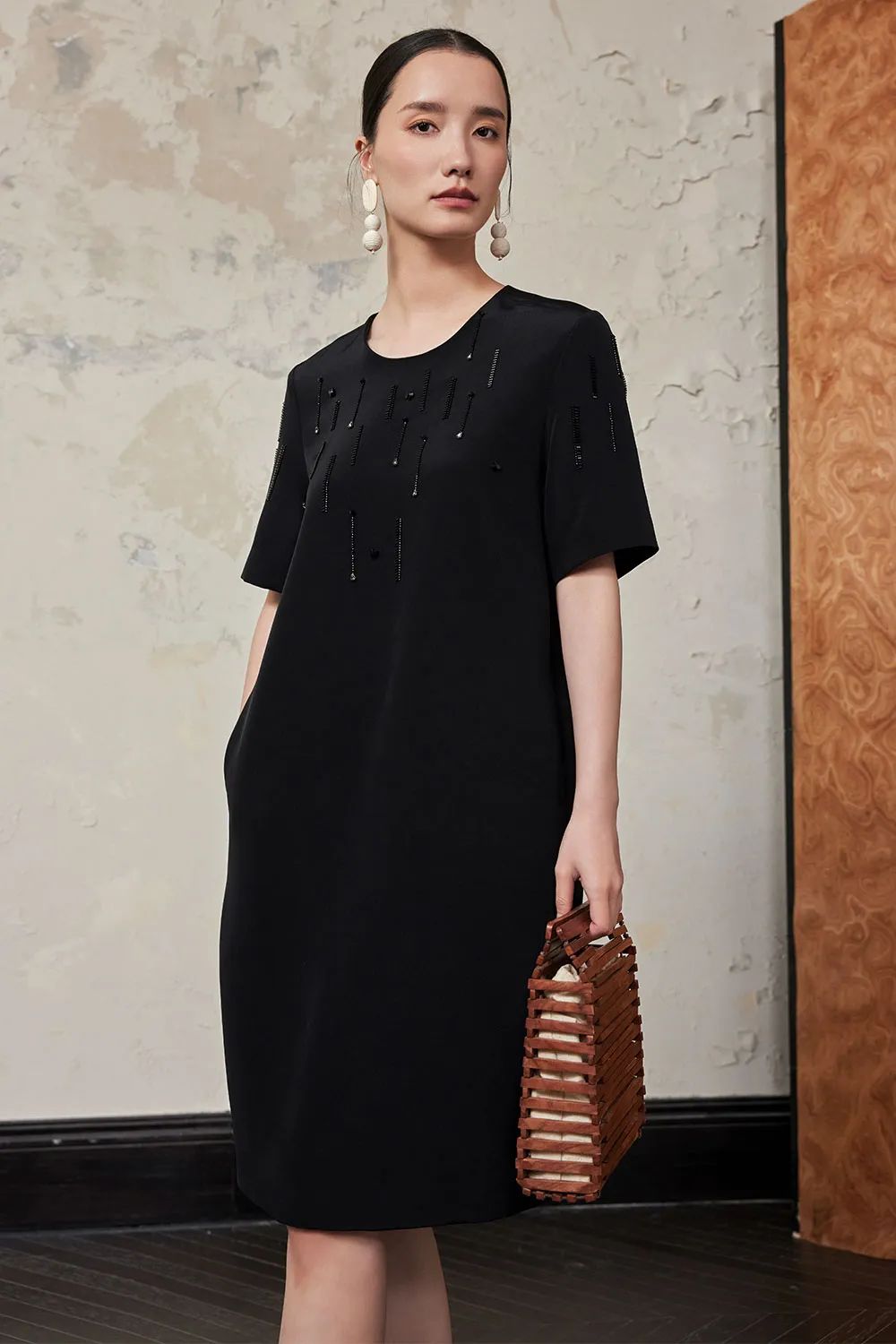 高级的蕾丝连衣裙,刺绣立体精巧,上身优雅凉爽