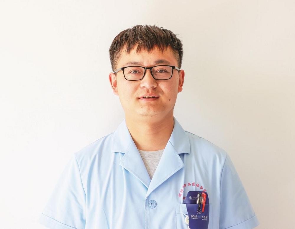 本报记者 杨潇他是一名平凡的护士,用饱满的热情,温暖的语言,娴熟的