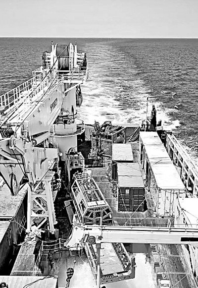     “海牛Ⅱ号”搭载科考船驶向深海 资料图片
